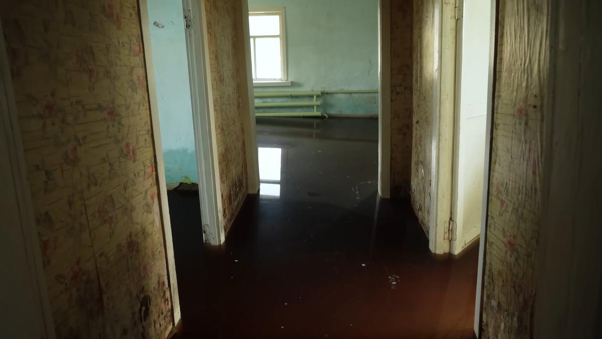 Затопленный из-за таяния мерзлоты жилой дом в селе Юнкюр Олекминского улуса Якутии. Источник: Вокруг.Медиа