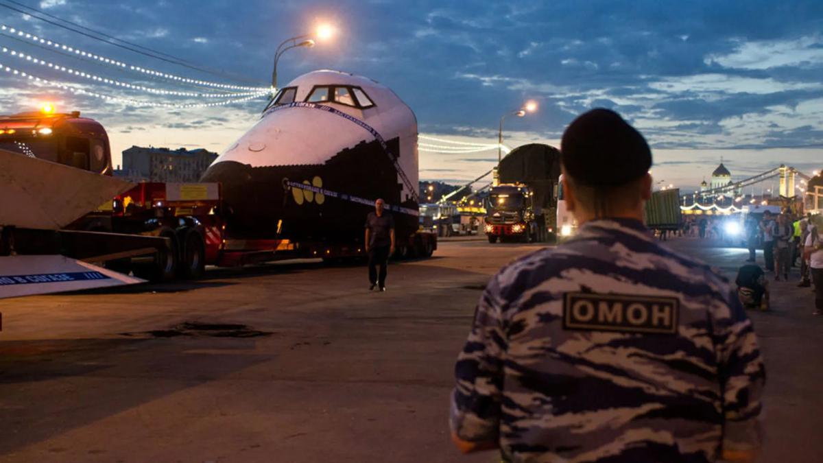 Поехали! «Буран» по Москве везли с размахом. Глубоко в ночь на воскресенье  космический челнок из парка Горького перевезли на новое место жительства —  ВДНХ — Новая газета