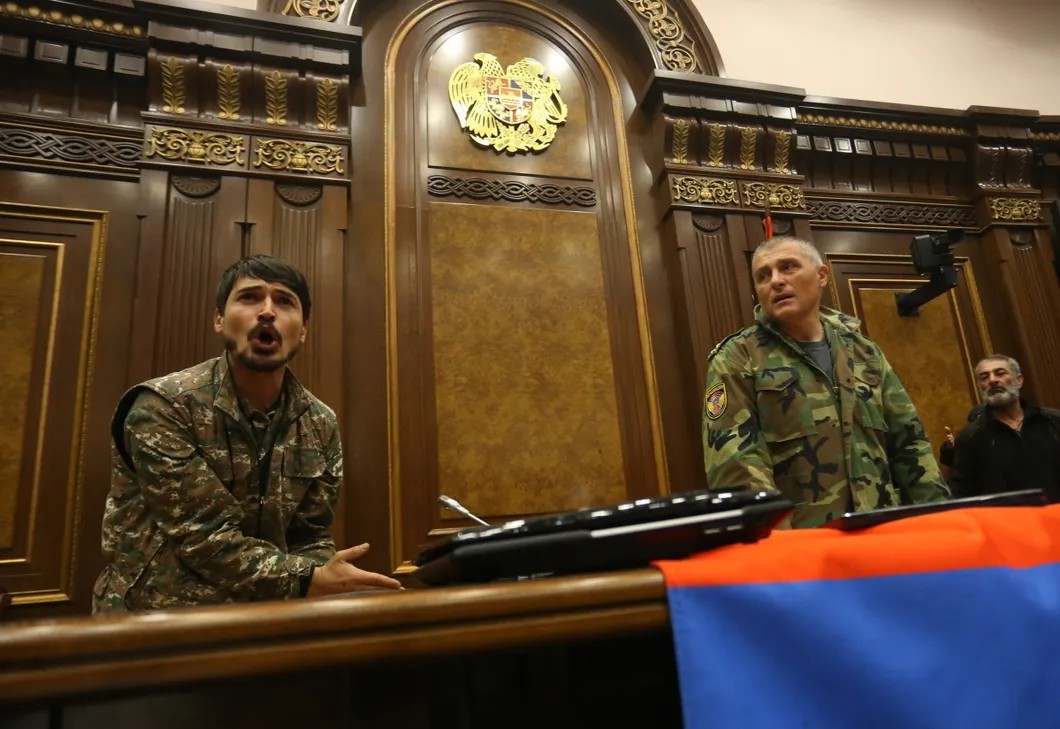В Ереване новость о подписании соглашения с Азербайджаном ура-патриотическая оппозиция восприняла в штыки и разгромила парламент. Фото: EPA