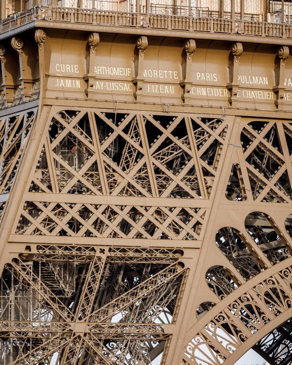 Модель размещения имен женщин-ученых над мужскими именами на первом ярусе башни. Agence Pierre-Antoine Gatier, 2026