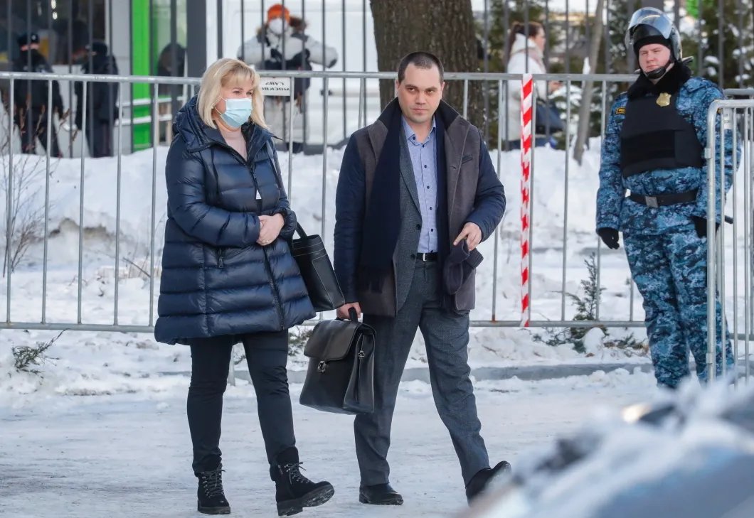 Защита Алексея Навального у входа в суд. Фото: EPA