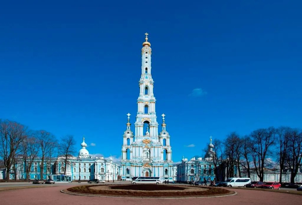 Вид на Смольный монастырь в случае строительства колокольни. Фотоколлаж сайта «Градозащитный Петербург»