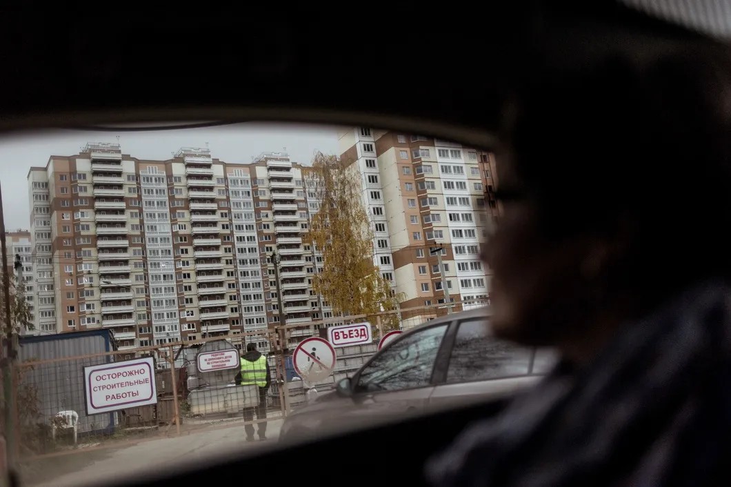 Недостроенные многоэтажки на Левобережной. Фото: Андрей Любимов, специально для «Новой газеты»