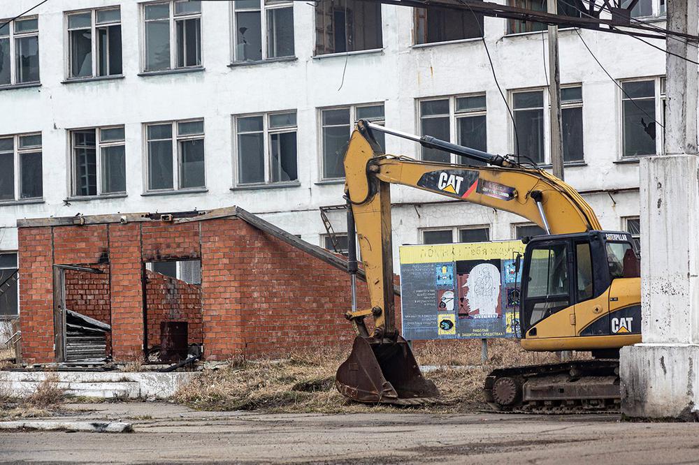 На территории завода проводятся демонтажные работы. Фото: Арден Аркман / «Новая газета»