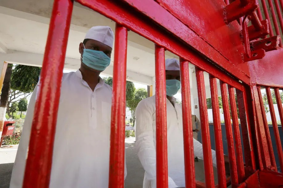 Заключенные индийской тюрьмы в защитных масках. Фото: EPA-EFE