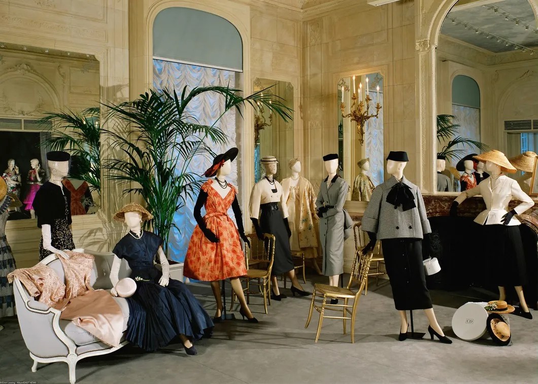 Модели Dior, созданные с 1947 по 1957 годы. Фото: EastNews