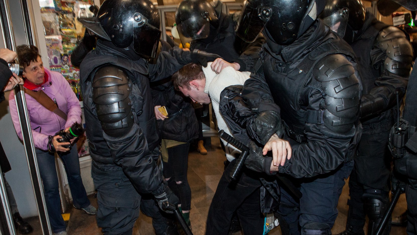 В Петербурге на акции солидарности с Алексеем Навальным полиция впервые массово применяла электрошокеры