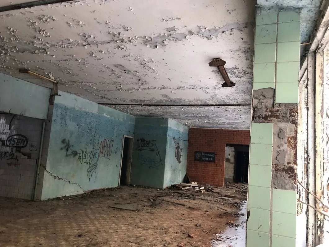 Внутри заброшенного здания. Фото: Надежда Калинина / «Новая газета»