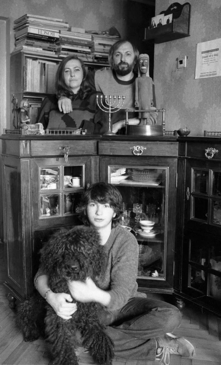 Генриетта Яновская с мужем Камой Гинкасом и сыном Даниилом. 1987 год / РИА Новости