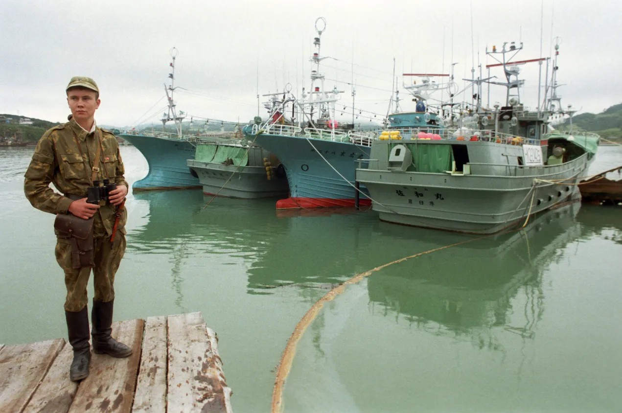 Японские суда задержаны российскими пограничниками за незаконный промысел. 1990 год. Фото: ТАСС