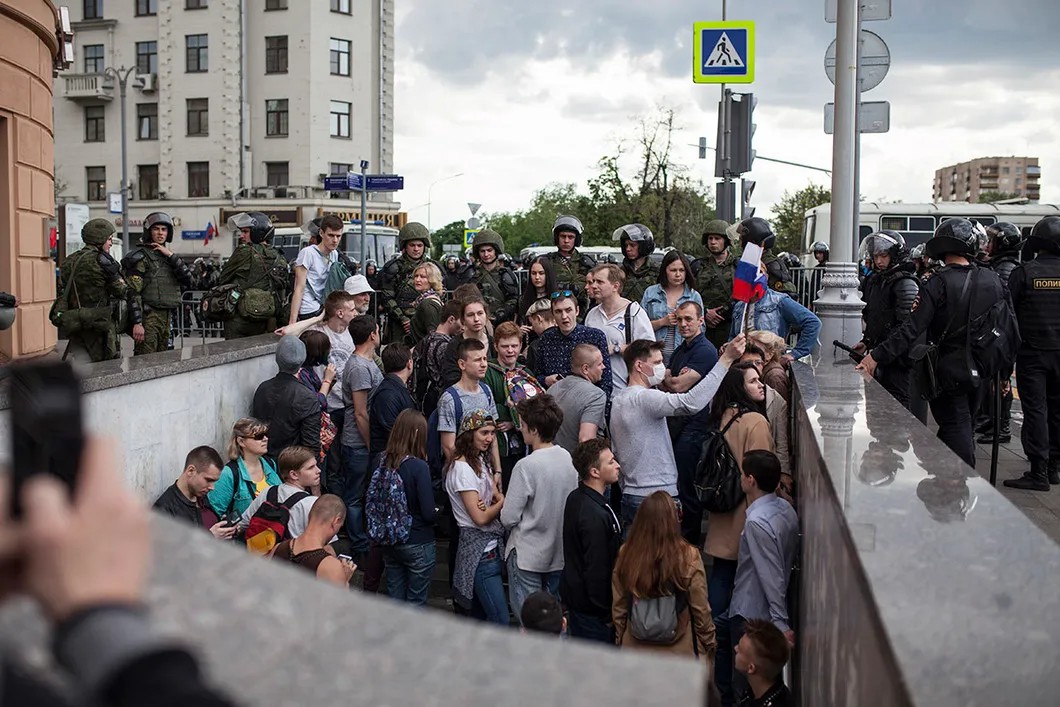 Сторонников Навального 12 июня 2017 года оттеснили в подземный переход. Москва. Фото: Влад Докшин / «Новая газета»