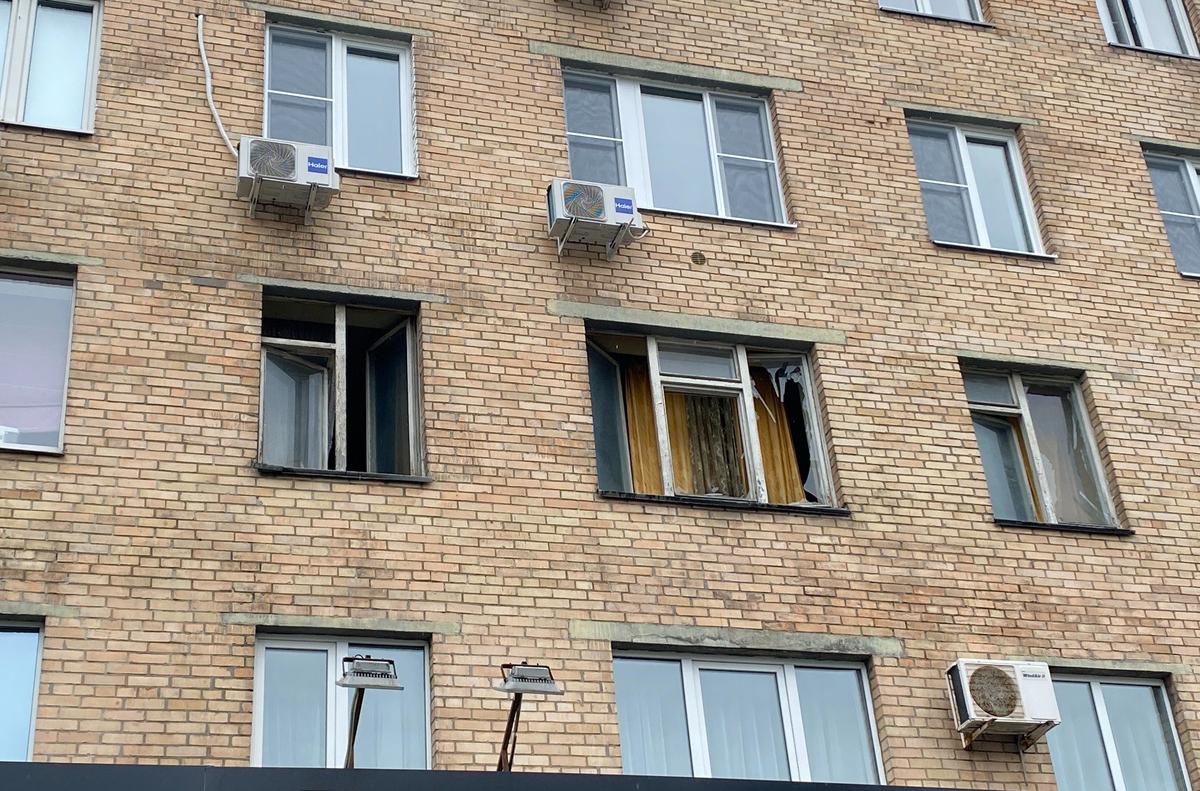 Выбитые стекла в окнах пятиэтажки на Комсомольском проспекте. Фото: Татьяна Васильчук / «Новая газета»