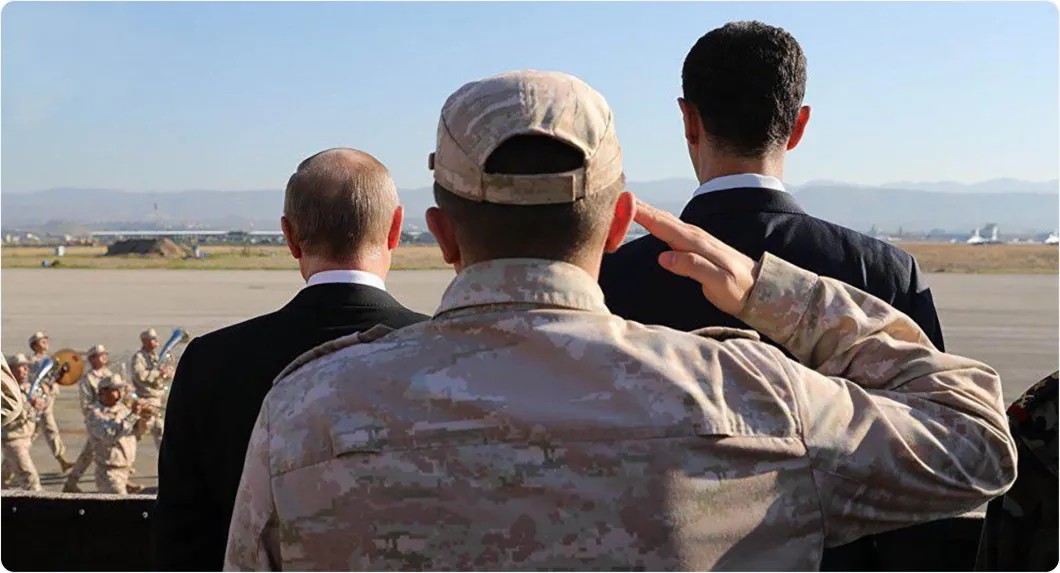 Владимир Путин и Башар Асад принимают парад на авиабазе Хмеймим в Сирии. Фото: пресс-служба президента Сирии / Zuma / ТАСС