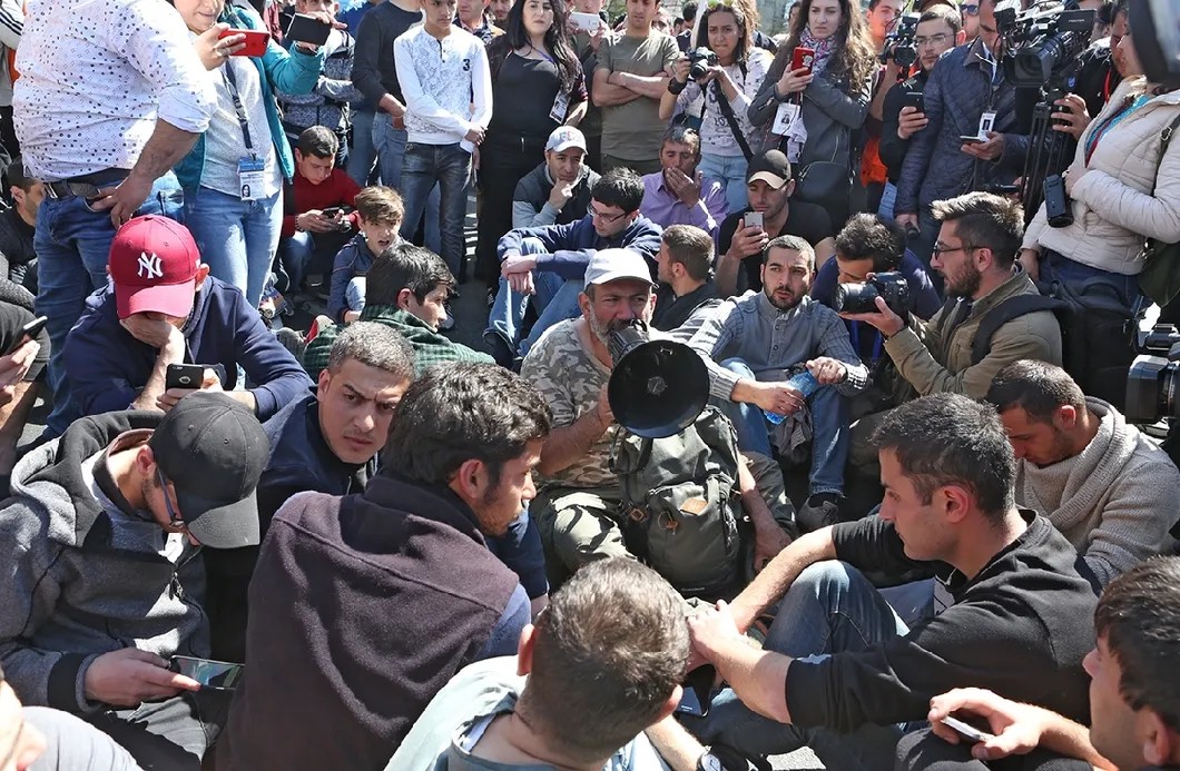 Протестующие. Фото: Лилиан Галстян, JAMnews