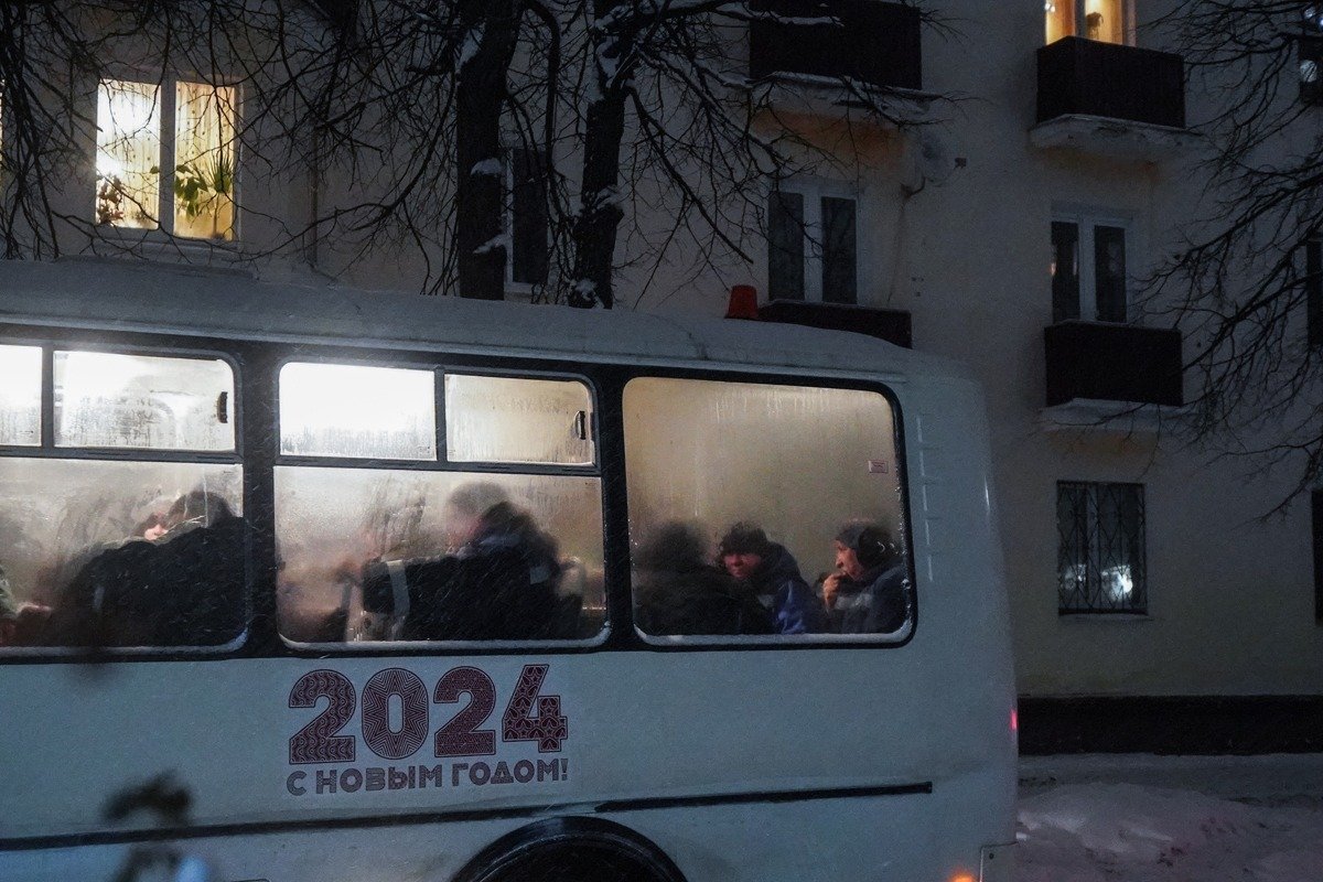 Бригада рабочих греется в автобусе. Фото: Анастасия Цицинова / «Новая газета»