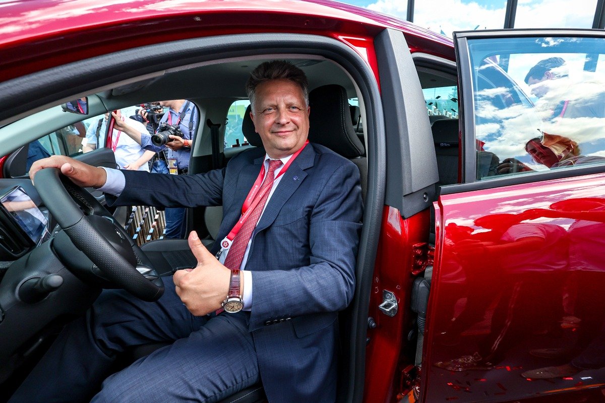 Президент АО «АвтоВАЗ» Максим Соколов на презентации нового автомобиля Lada Iskra в рамках XXVII Петербургского международного экономического форума. Фото: Петр Ковалев/ТАСС