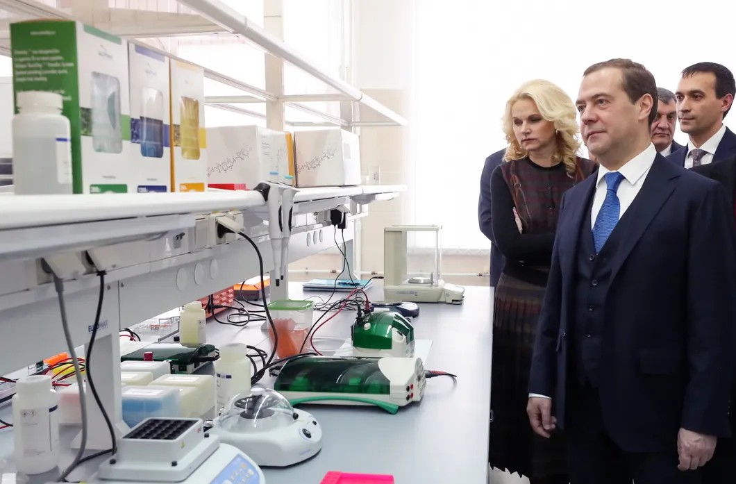 Ноябрь 2019 года. Премьер-министр Дмитрий Медведев приехал в институт «Вектор» с официальным визитом. Фото: РИА Новости
