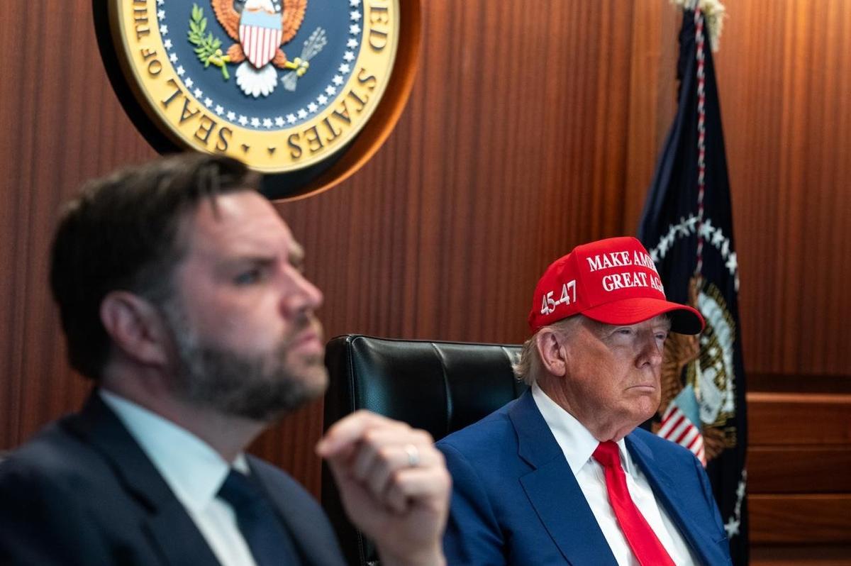 Дональд Трамп и вице-президент Джей Ди Вэнс в ситуационном центре получают данные об ударах по Ирану. Фото: пресс-служба Белого дома