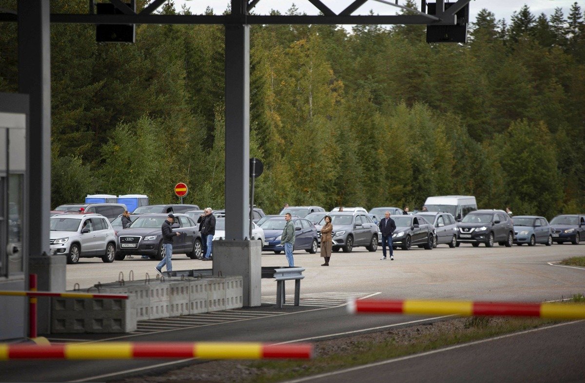 Автомобили, прибывающие из России, в очереди на пограничном пункте пропуска между Россией и Финляндией, сентябрь 2022 г. Фото: SASU MAKINEN / AFP / East News