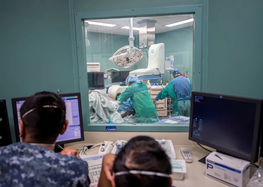 Американские военврачи готовят пациента к процедурам. Фото: Reuters
