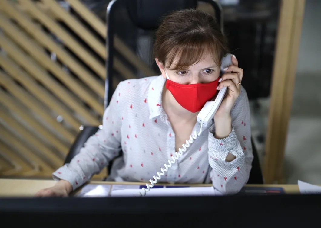 Сотрудница колл-центра краснодарского оперштаба. Фото: РИА Новости