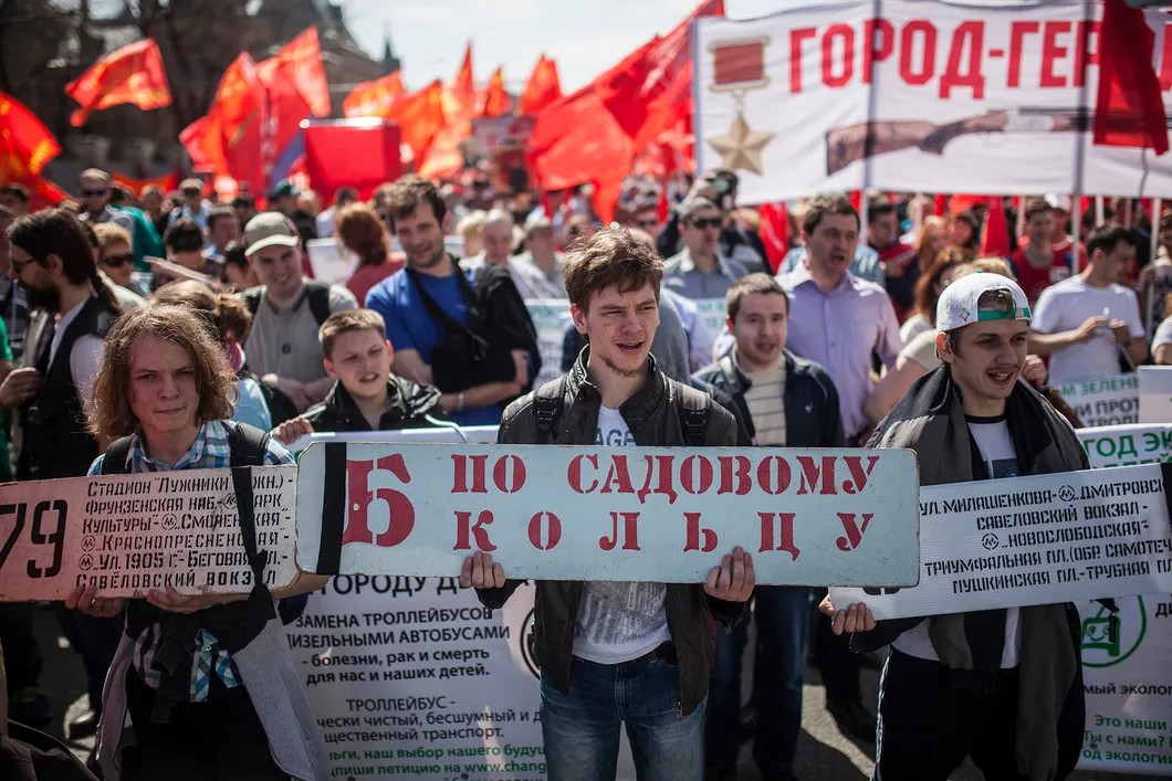 Участники шествия скандируют лозунги в поддержку московских троллейбусов. Фото: Влад Докшин / «Новая газета»