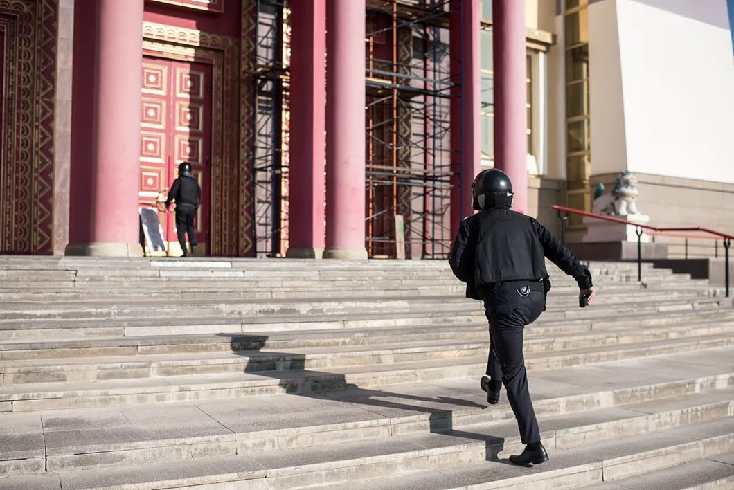 Полицейские спешат в храм накануне митинга. Фото: Алина Десятниченко, специально для «Новой»