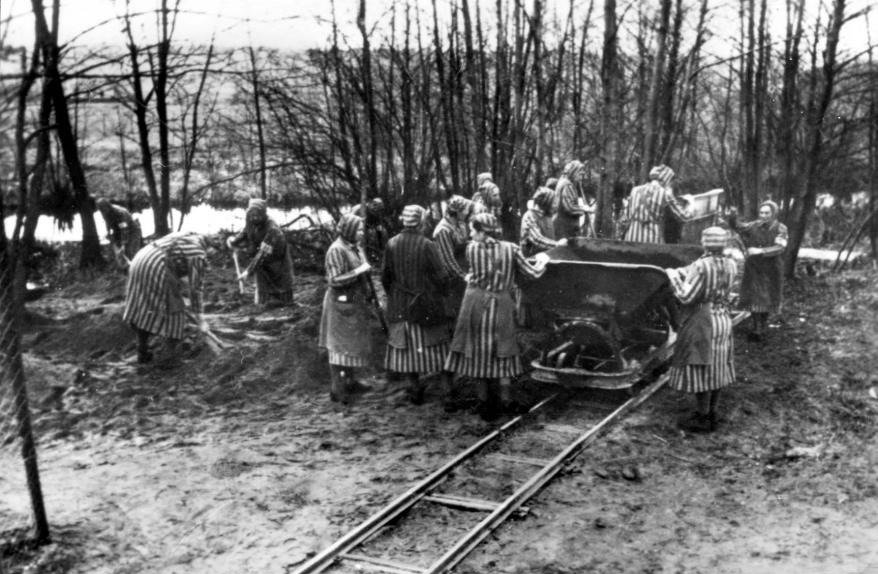 Женщины-заключенные на строительстве лагеря Равенсбрюк. Фото: Википедия