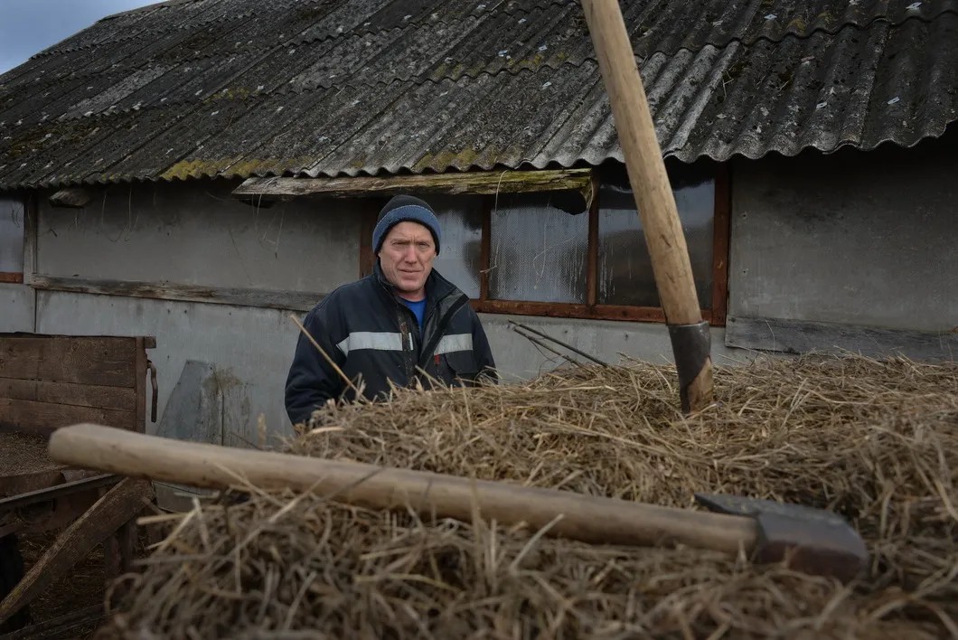 Виктор Михайлович, житель деревни Емилово. Фото: Виктория Одиссонова / «Новая».   Другие фотографии смотрите тут