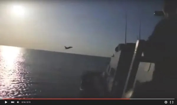 Кадр пролета российского СУ-24 рядом с американским эсминцем Donald Cook