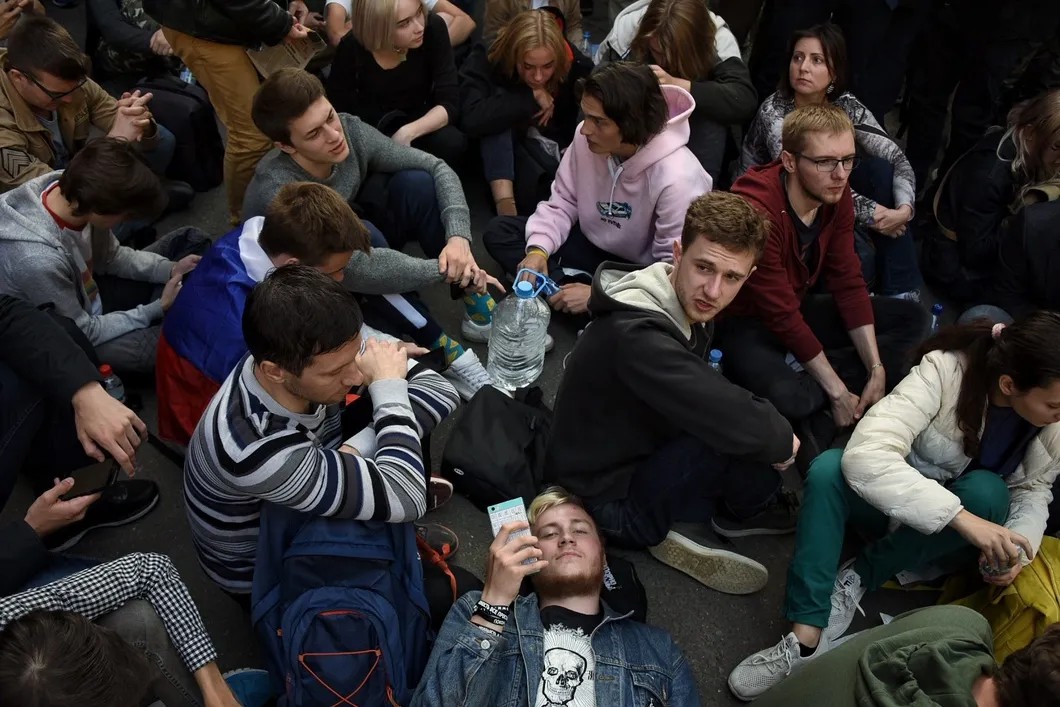 Протестующие сидят на пенках у здания Мосгоризбиркома. Фото: Виктория Одиссонова/ «Новая»