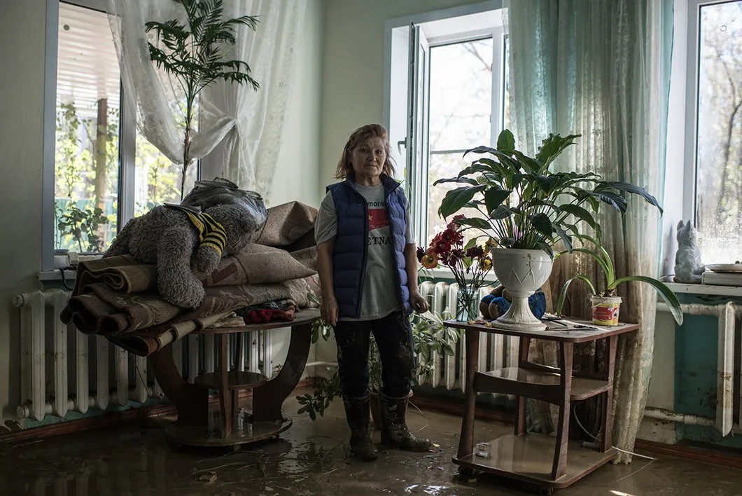 Любовь Ефремова в своем затопленном доме, Хадыженск. Фото: Алина Десятниченко, специально для «Новой»