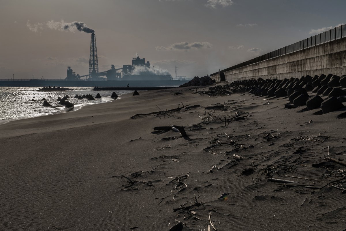 Химический завод и прибрежная зона, уничтоженные цунами и частично восстановленные. Фото: Getty