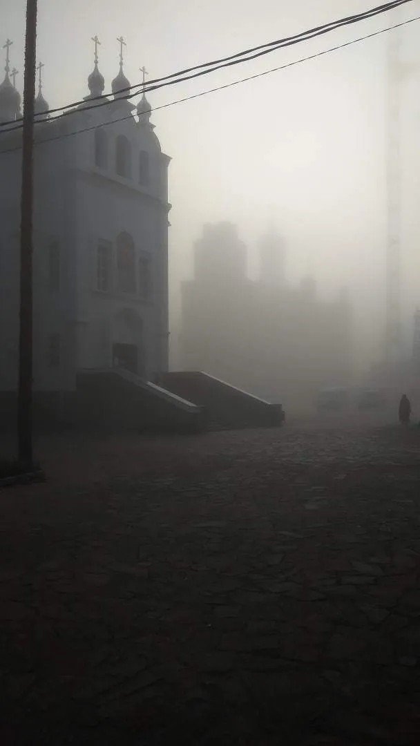 Здания монастыря в утреннем тумане. Фото: сообщество монастыря Вконтакте