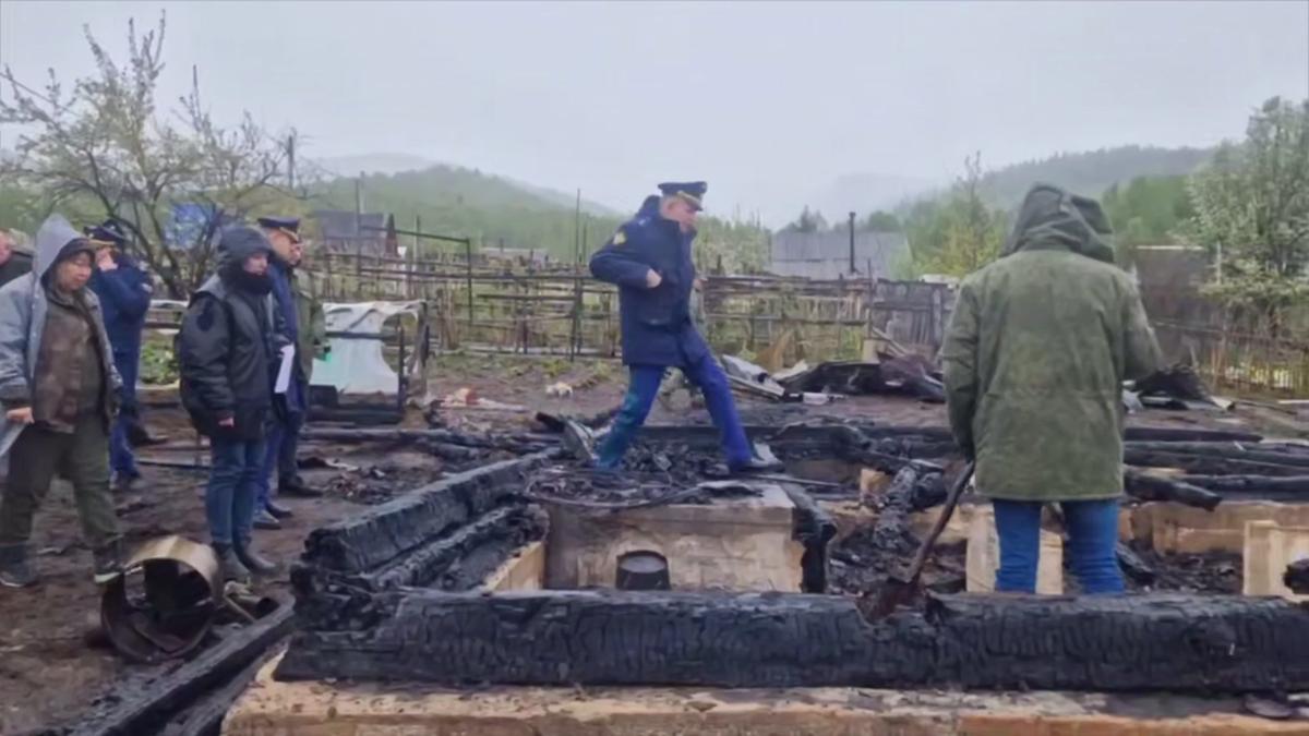 Следователи осматривают место трагедии — пепелище на месте убийства. Кадр СК