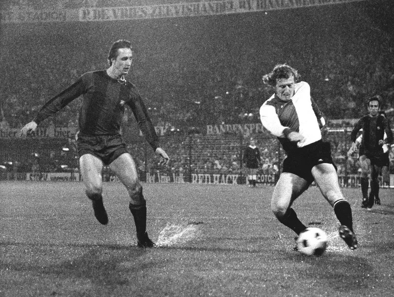 Круиф в форме «Барселоны» в игре против "Фейеноорда". Кубок чемпионов, 1974 год. Фото: EPA