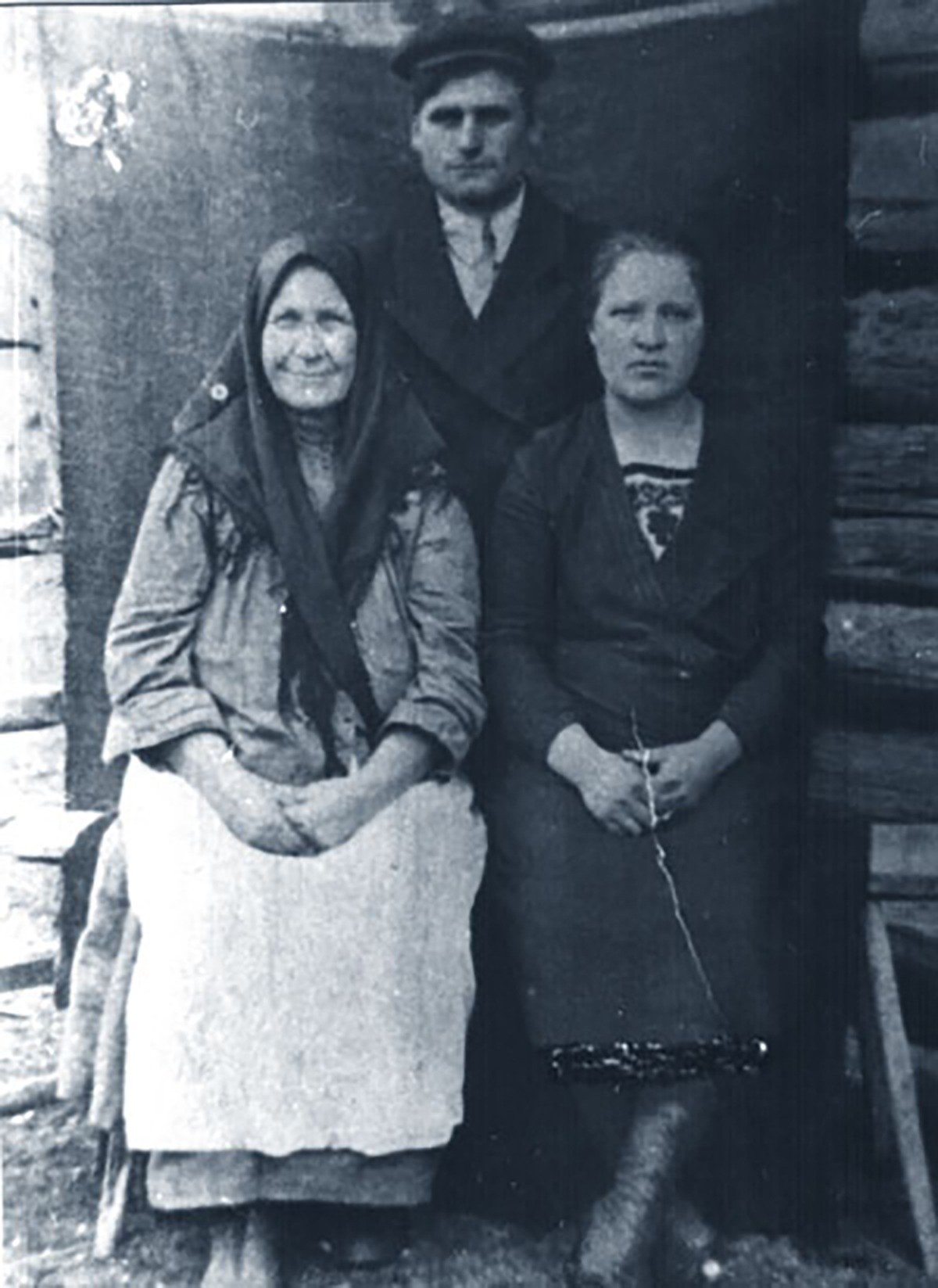 И.В.Шкутан с семьёй Креславка, около 1935. Фото: красноярское общество «Мемориал»