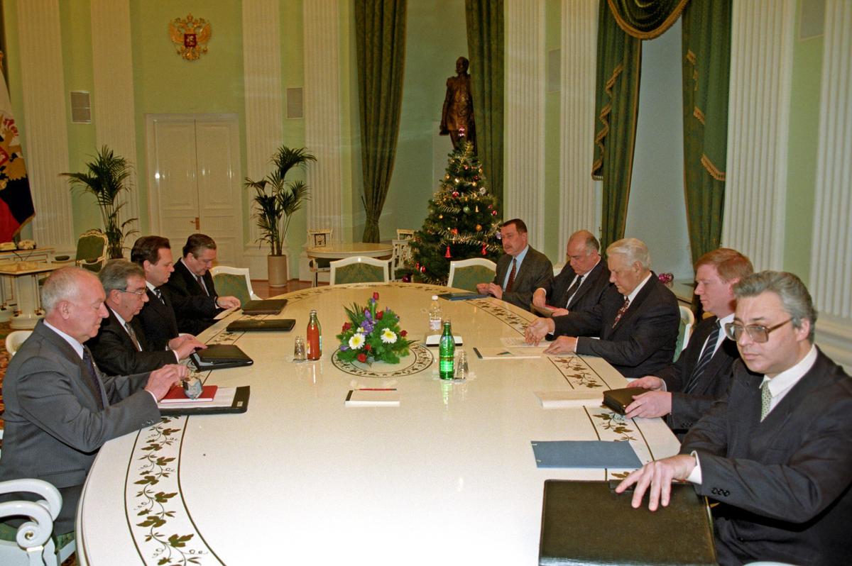 Борис Ельцин проводит совещание по проблемам предполагаемого расширения НАТО. Фото: РИА Новости