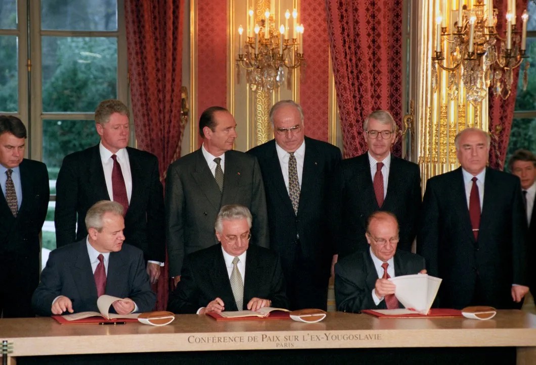 Церемония подписания Дейтонского мирного соглашения по Боснии и Герцеговине. Париж, 1995 год. Фото: РИА Новости