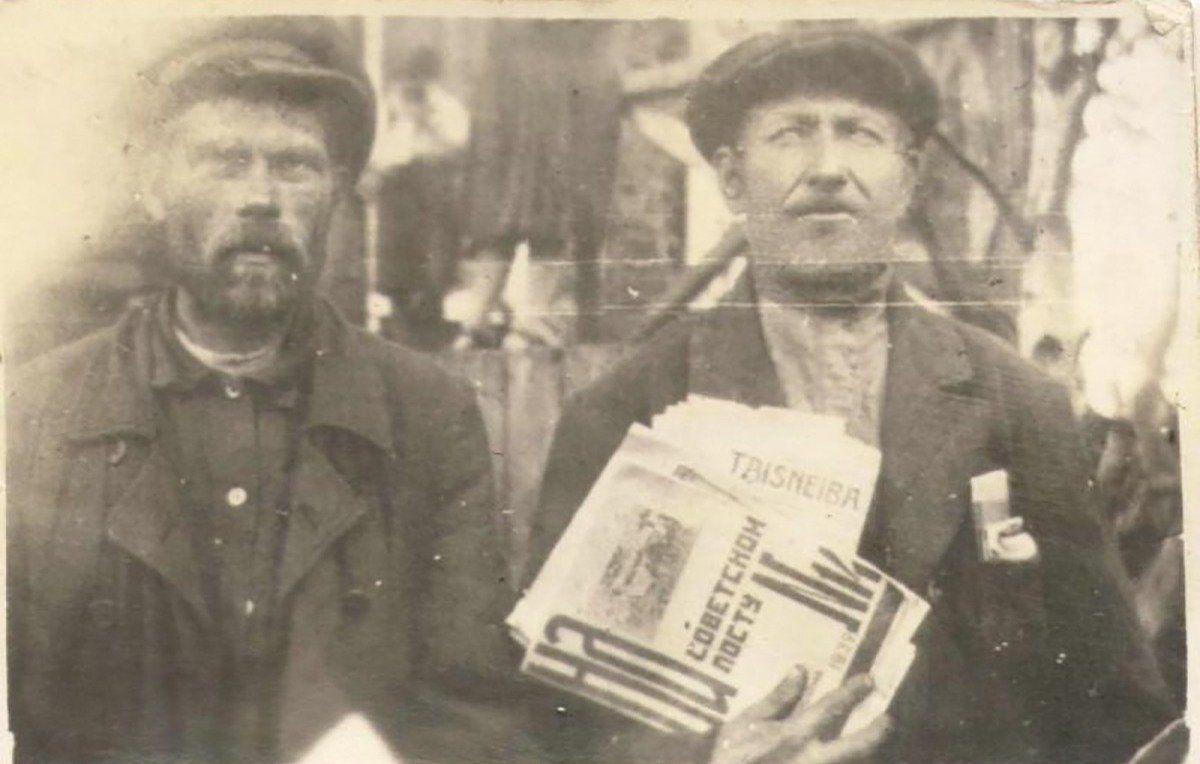 Почтальон Эдвард Римшин (справа) с товарищем. Креславка. Фото: Хакасский национальный краеведческий музей