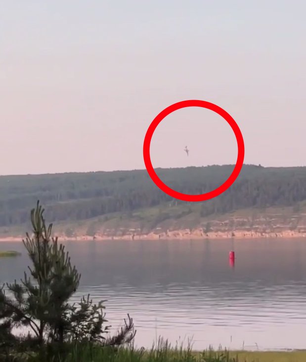Момент крушения Ту-22 МЗ. Кадр из видео свидетелей инцидента