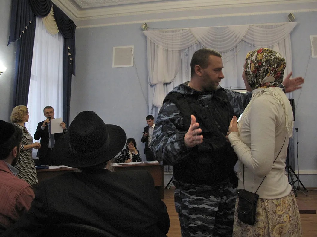 Охранник просит православную активистку Нину Павлову покинуть зал. Фото: Никита Гирин / «Новая газета»