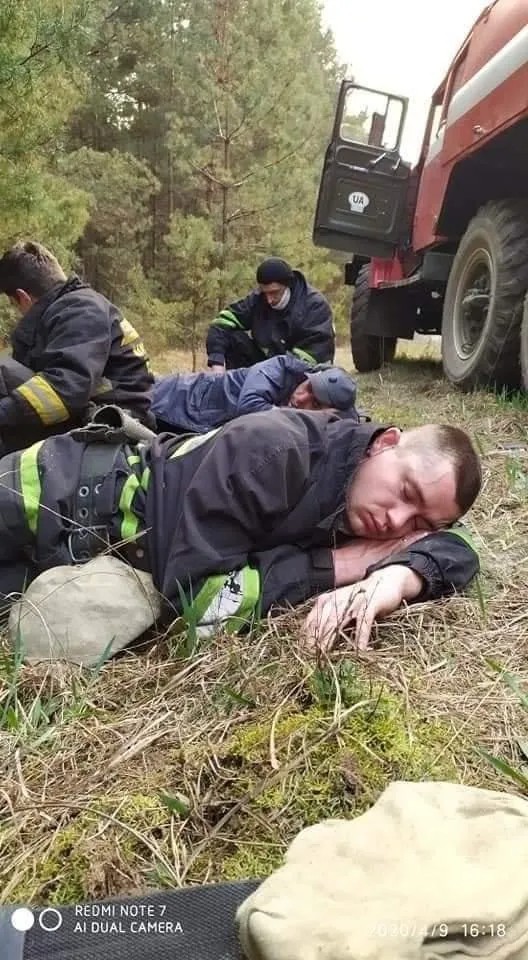 Пожарные спят возле машин. Фото: facebook