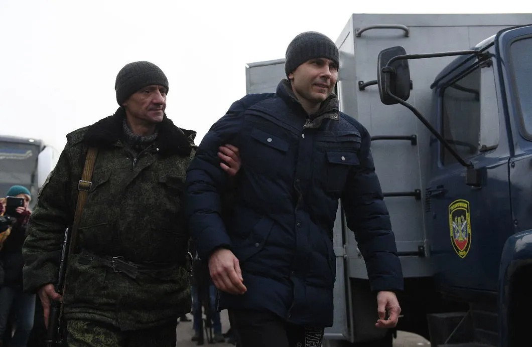 Вооруженный представитель «ДНР» и украинский военнопленный. Фото: РИА Новости