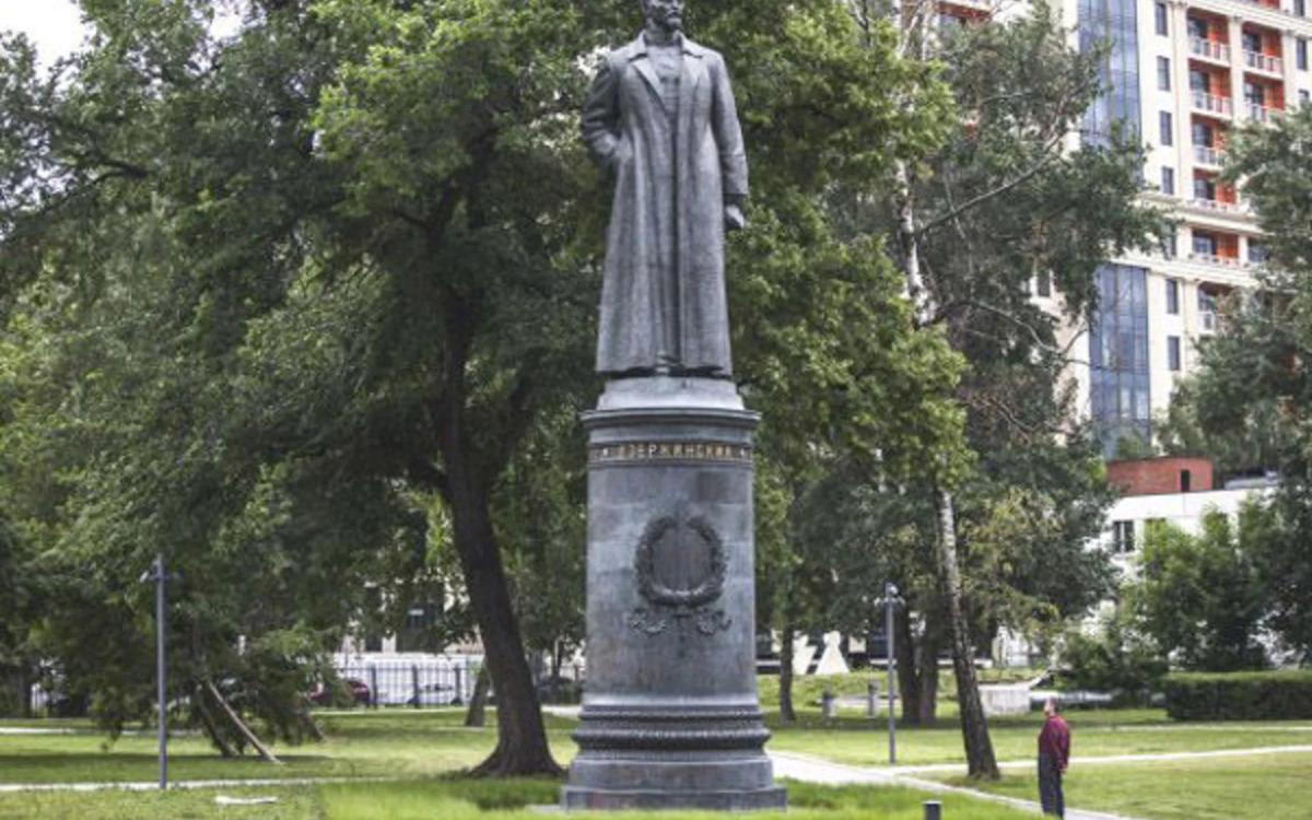 Памятник дзержинскому. Мухина памятник Дзержинскому. Памятник Дзержинскому на Алексеевской. Реставрация памятника Дзержинскому. Парк им. Дзержинского и памятник железному Феликсу.