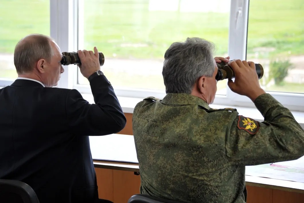 Президент Владимир Путин и Сергей Шойгу наблюдают за военными учениями, 2013 год. Фото: РИА Новости