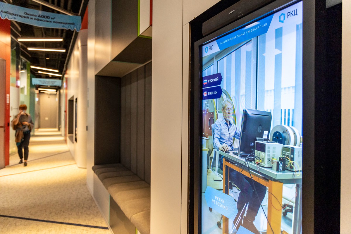 Интерактивные экраны с цифровыми профессорами в коридорах Российского квантового центра. Фото: Арден Аркман / «Новая»