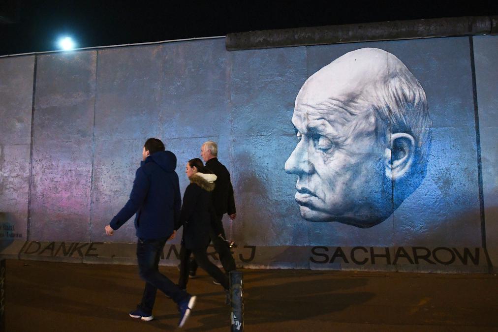 Портрет Андрея Сахарова в галерее Ист-Сайд на восточной стороне Берлинской стены. Фото: РИА Новости