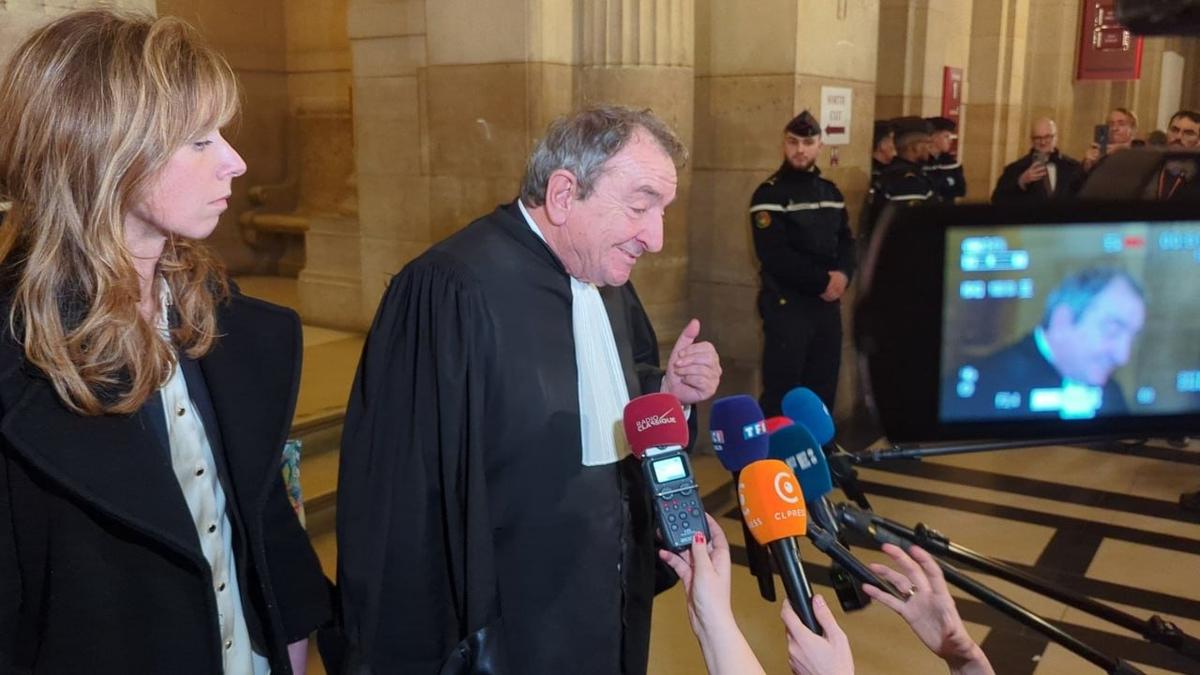 Адвокаты Европарламента Патрик Мезоннёв (справа) и Беренис де Варрен вслед за прокуратурой повторили обвинения в том, что Ле Пен стояла в центре системы хищения средств. Фото: Юрий Сафронов / «Новая газета»