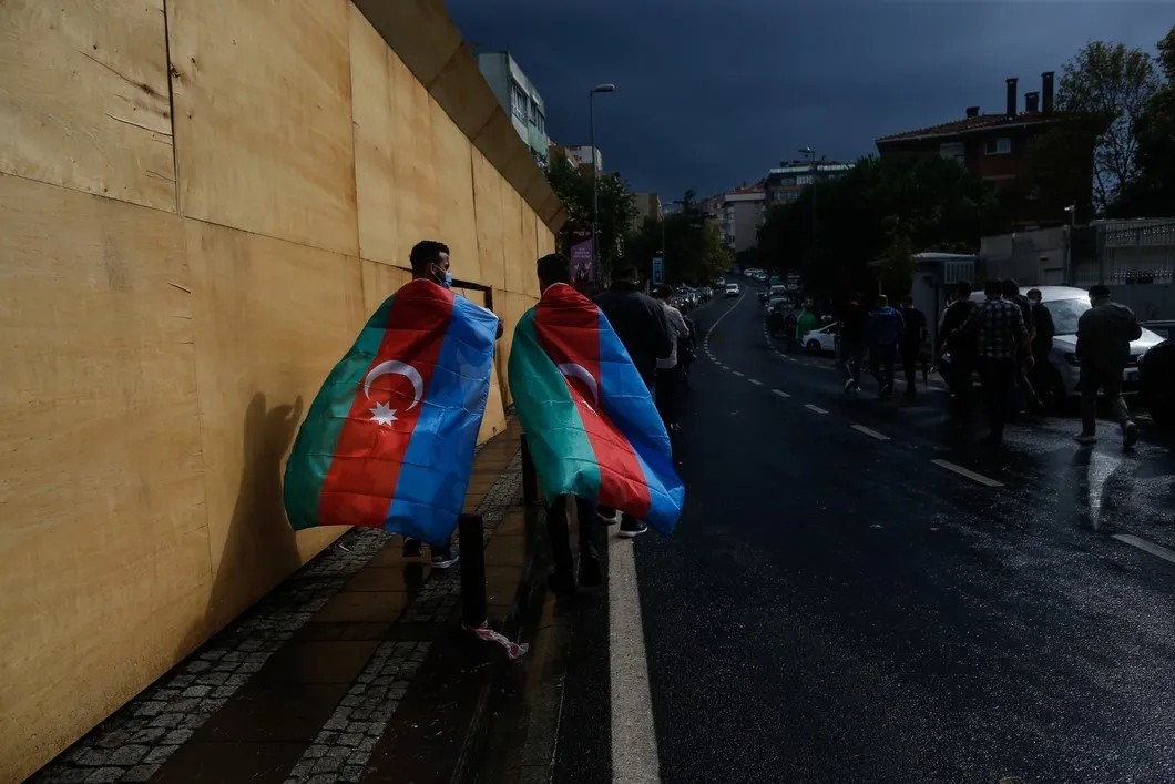Акция в поддержку Азербайджана у консульства в Стамбуле после обострения конфликта в Нагорном Карабахе. Фото: Emrah Gurel / AP / TASS